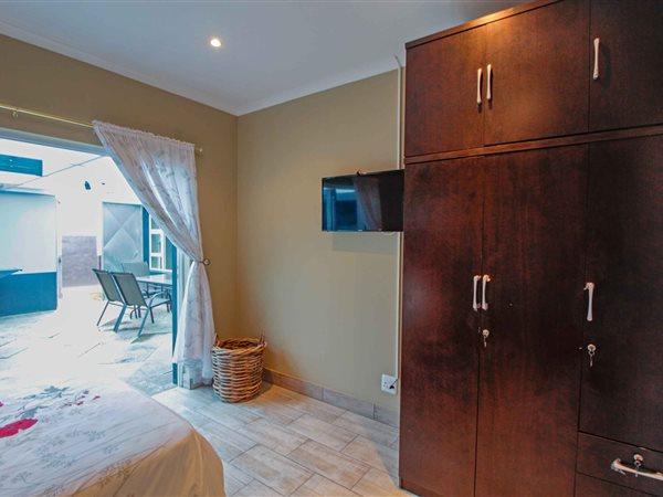 8 Bedroom Property for Sale in Wavecrest Eastern Cape